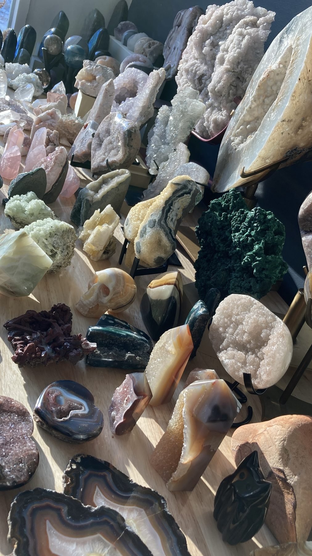 Full table mineral display